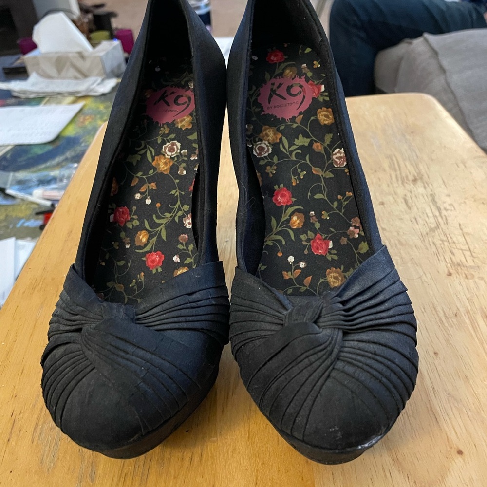 Black heeled shoes